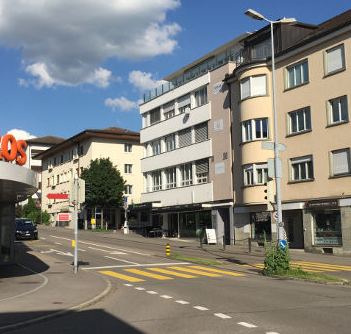 Eingang zur Praxis an der Oberwachtstrasse 2 in Küsnacht